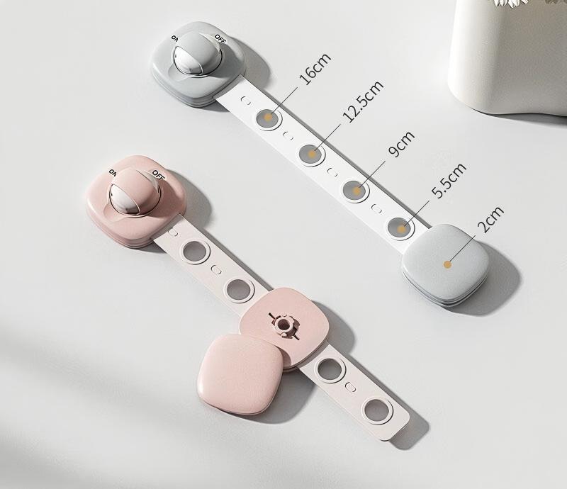 Предпазен заключващ механизъм за шкафове и уреди - бял цвят