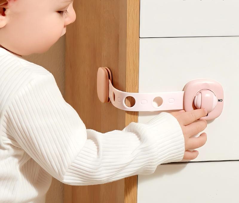 Предпазен заключващ механизъм за шкафове и уреди - бял цвят